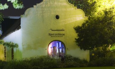 Il ristorante è ricavato in un estate tra le vigne di Stellenbosch, 50 km a est di Cape Town